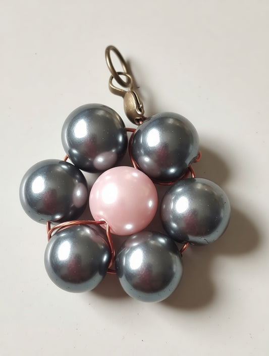 Daisy style Pearl beaded Pendant Necklace